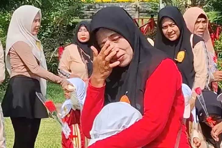Suasana haru menyelimuti peringatan Hari Ibu yang digelar oleh Sekolah Raudhatul Athfal (RA) se-Kecamatan Ujungpangkah, Kabupaten Gresik, Jawa Timur, Senin (15/12/2025).